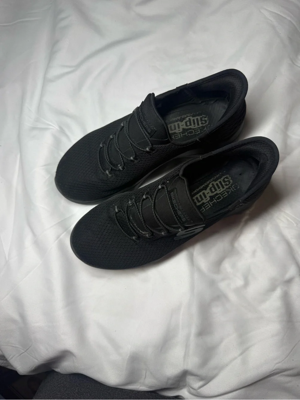 Skechers women’s All-Black Slip-On Athletic Sneakerssize 6